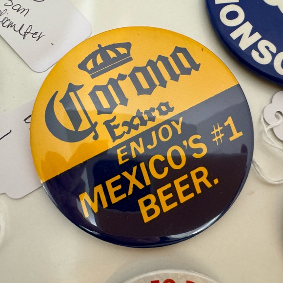 Vintage 9 Buttons of Various sizes - Picture 8 of 10